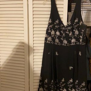 Black dress with sequin on the flowers